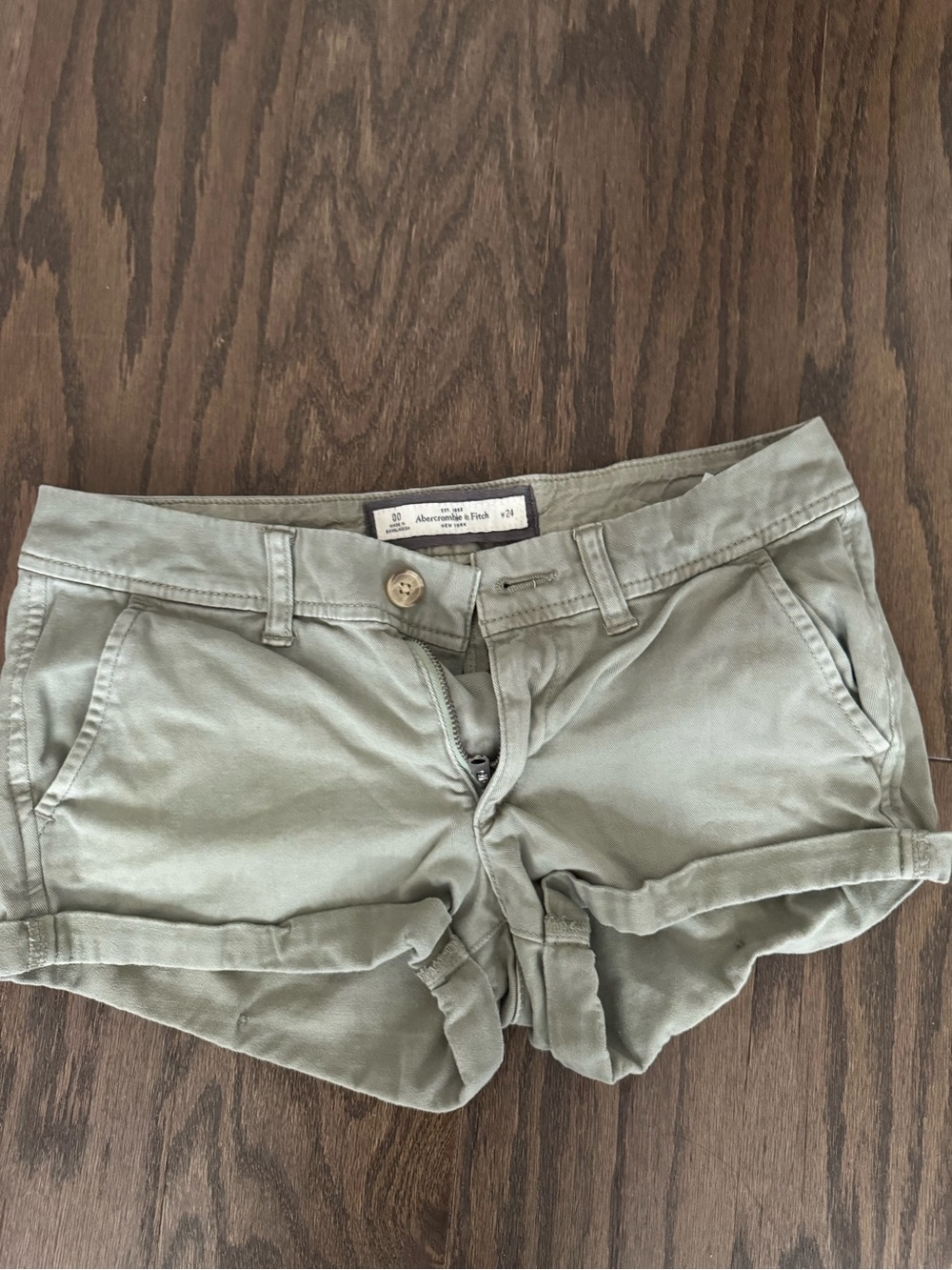 Abercrombie & Fitch Olive low rise Cuffed Shorts